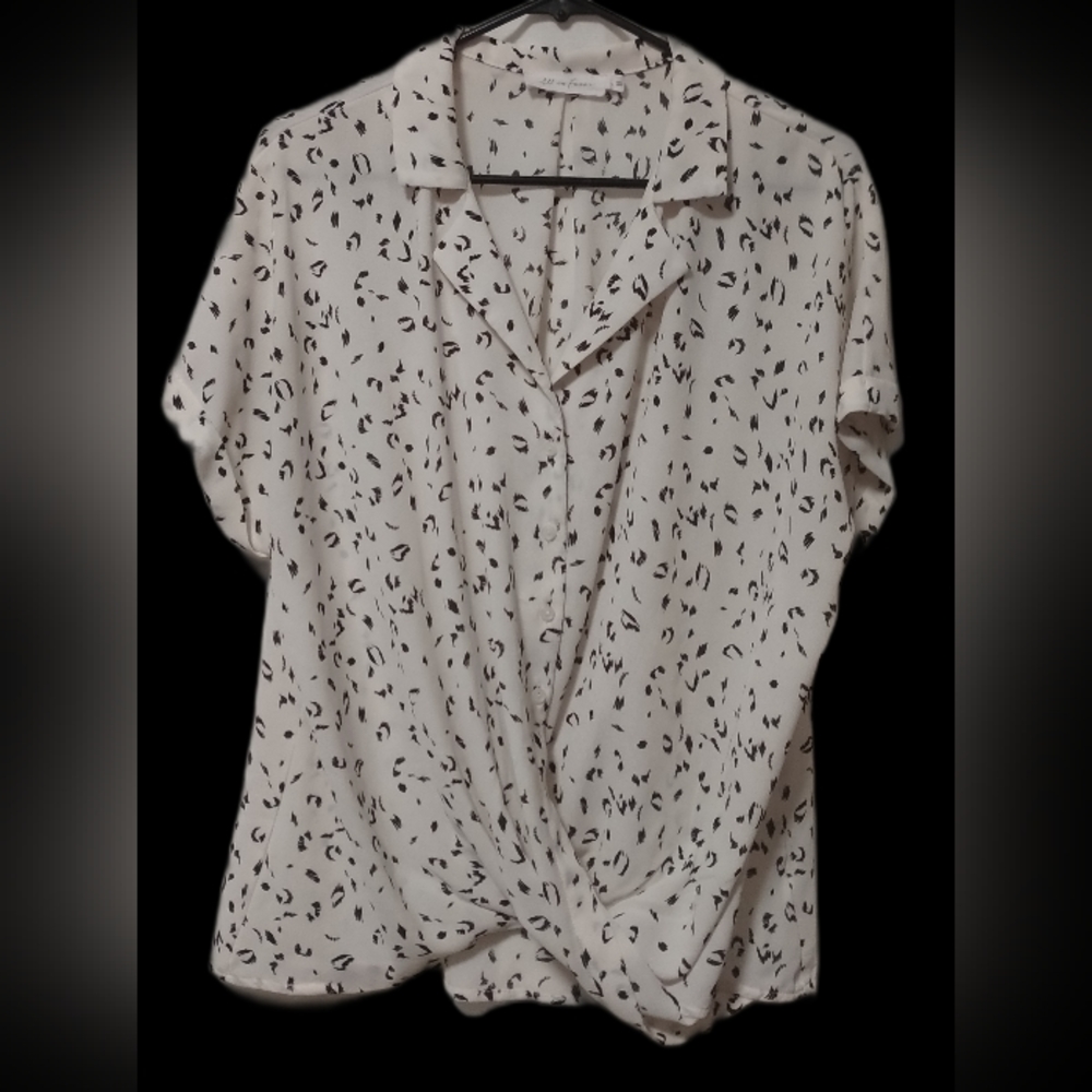 All in Favor Short Sleeve wrap front Blouse,Size L, Ivory/black abstract print